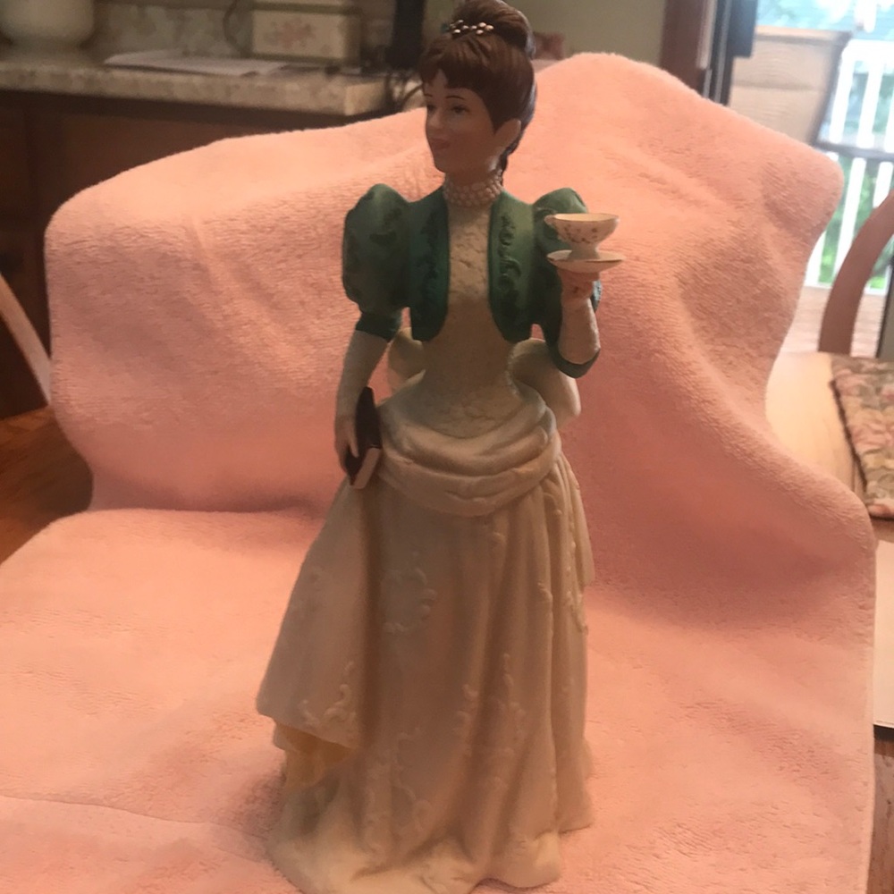 Avon Porcelain Lady Figurine in Green and Cream. Mrs Albee.